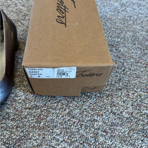 Women’s size 8 medium Trotters shoes in metallic pewter. New in box. - Picture 3 of 3